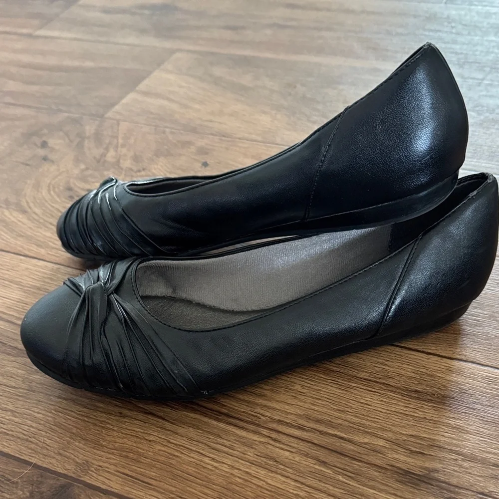 Life Stride Black Twist-Front Women's Flats